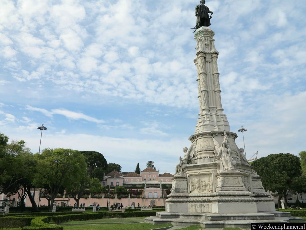 Tegenover het paleis was vroeger de haven van Belém. Vanuit deze haven voeren de vele ontdekkingsreizigers zoals Vasco da Gama  uit.